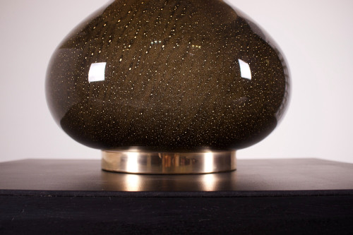Lampe de sol en verre soufflé noir.