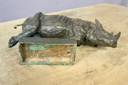 Nashorn in Bronze, Unterschrift und Stempel des Gründers
