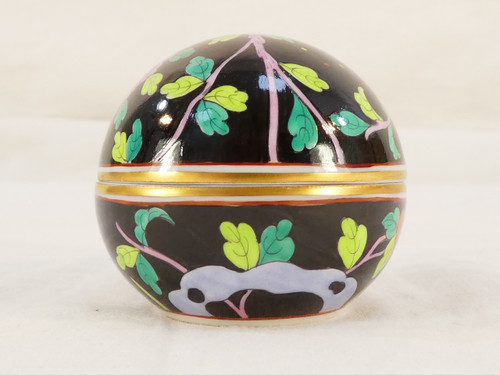 RARE FANCY BOX Porcelain egg lying down HEREND HUNGARY collection MACAO black background