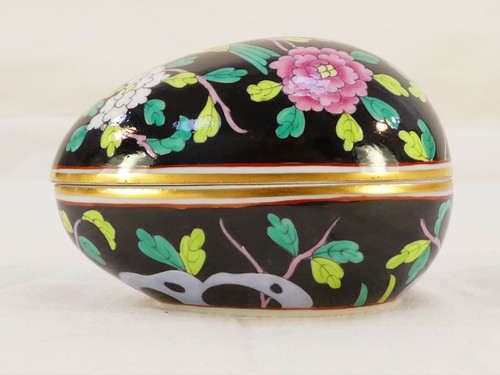 RARE FANCY BOX Porcelain egg lying down HEREND HUNGARY collection MACAO black background