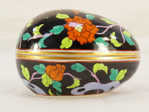 RARE FANCY BOX Porcelain egg lying down HEREND HUNGARY collection MACAO black background