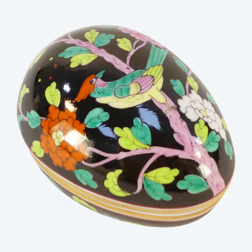 RARE FANCY BOX Porcelain egg lying down HEREND HUNGARY collection MACAO black background