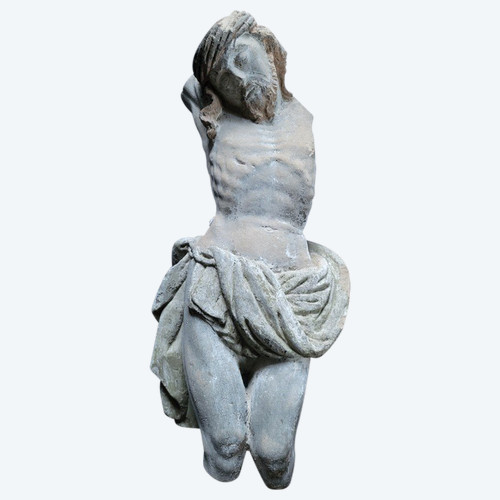 Cristo della crocifissione tipo "Cristo morto" forte rilievo in arenaria rosa beige con tracce di polich