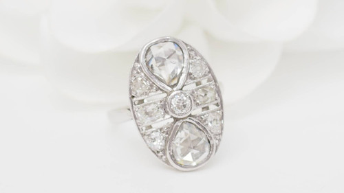 Anello Art Déco in oro bianco e diamanti