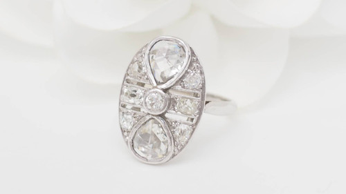 Anello Art Déco in oro bianco e diamanti