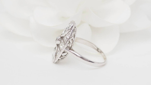 Anello Art Déco in oro bianco e diamanti