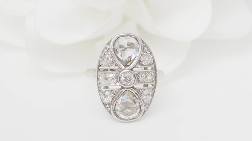 Anello Art Déco in oro bianco e diamanti