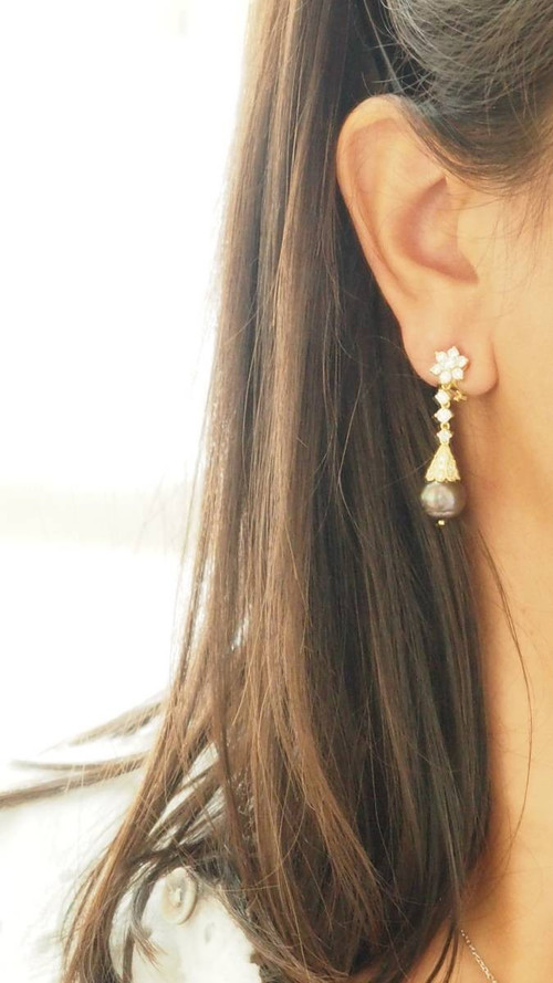Boucles d'oreilles en or jaune, Diamants et perles de Tahiti 