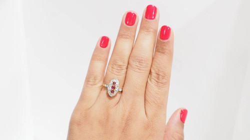Bague ovale en or jaune, rubis et diamants 