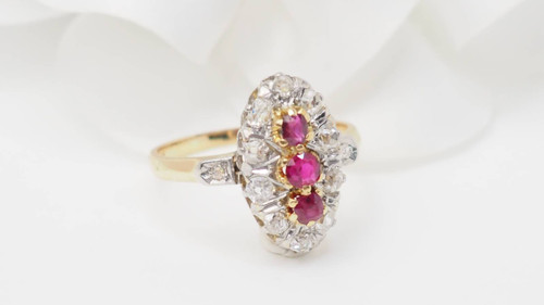 Bague ovale en or jaune, rubis et diamants 
