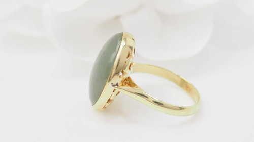 Anello vintage in oro giallo e cabochon di Giada