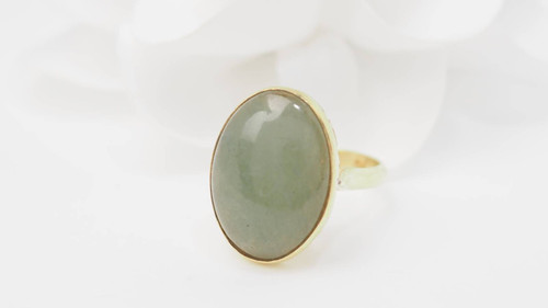Anello vintage in oro giallo e cabochon di Giada