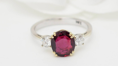 Bague en or bicolore, rubis naturel certifé et diamants