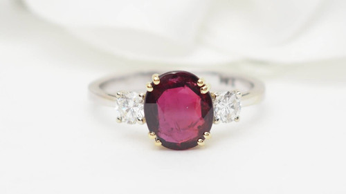 Bague en or bicolore, rubis naturel certifé et diamants