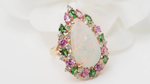 Anello COCKTAIL in oro rosa e cabochon di Opale