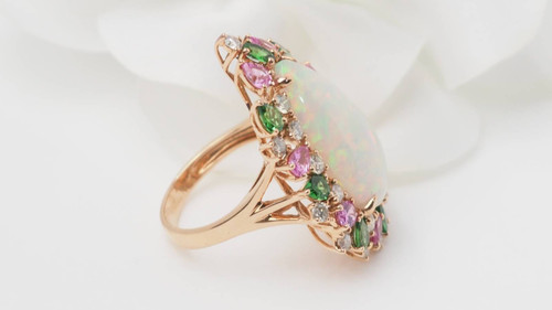 Anello COCKTAIL in oro rosa e cabochon di Opale