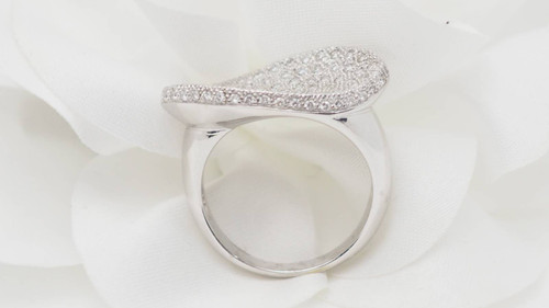 Anello Pavement in oro bianco e diamanti