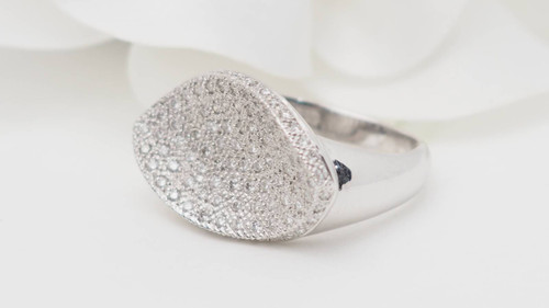 Anello Pavement in oro bianco e diamanti