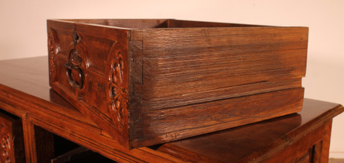 Mobile da sacrestia rinascimentale spagnolo in noce del 1600 circa