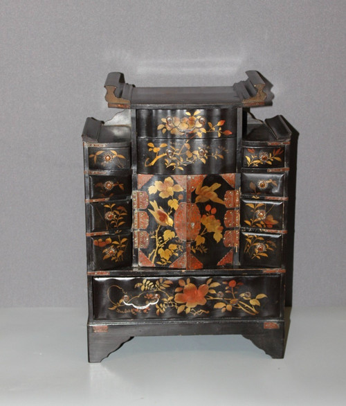 Mobiletto giapponese in lacca nera e oro, 1900 circa
