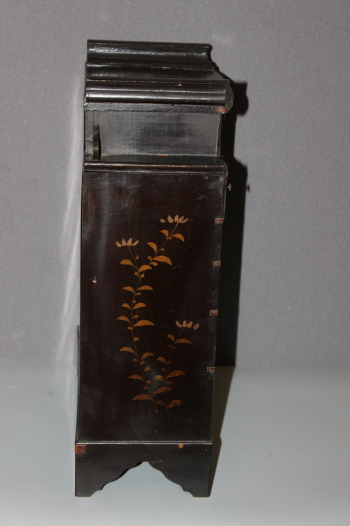 Mobiletto giapponese in lacca nera e oro, 1900 circa