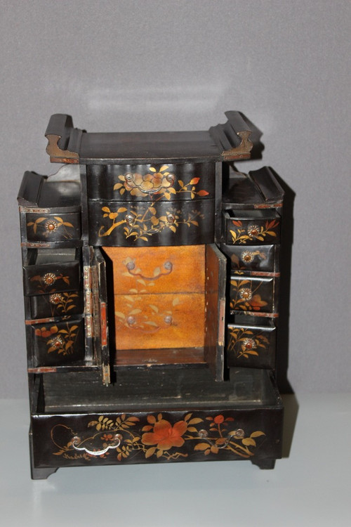 Mobiletto giapponese in lacca nera e oro, 1900 circa