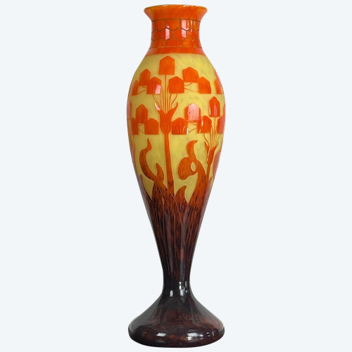 GROSSE BALUSTERVASE SIGNIERT LE VERRE FRANAIS / SCHNEIDER MIT BLUMENMOTIV-DEKO