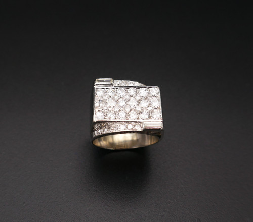 Anello Con Sigillo Incastonato Con 1,50 Carati Di Diamanti, Montatura In Platino.