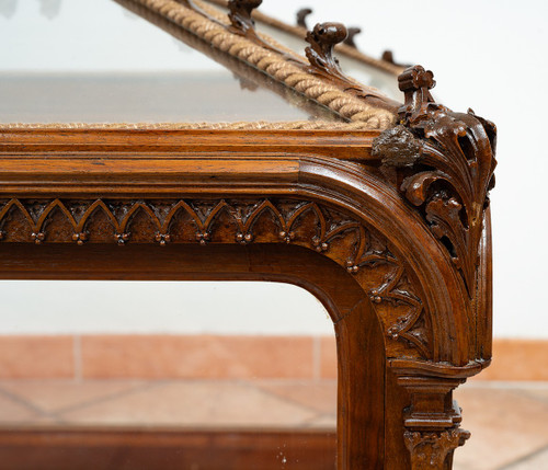 Neo-gothic display cabinet in solid walnut. Naples, early 19th century.