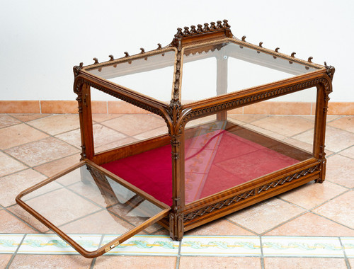 Neo-gothic display cabinet in solid walnut. Naples, early 19th century.