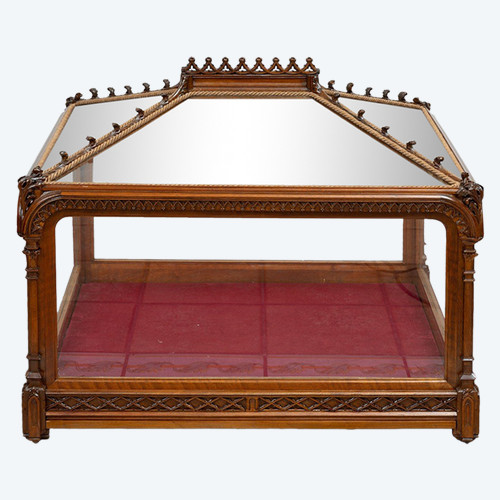 Neo-gothic display cabinet in solid walnut. Naples, early 19th century.