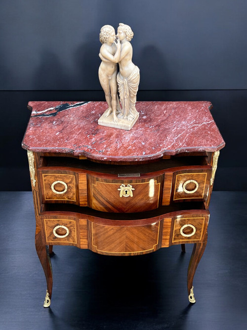 COMMODE ANCIENNE DU XIXe EN MARQUÈTERIE AVEC DESSUS MARBRE DE STYLE TRANSITION