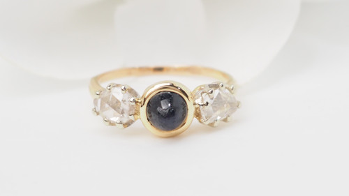 Bague En Or Jaune, Cabochon De Saphir Et Diamants