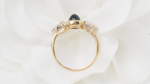 Bague En Or Jaune, Cabochon De Saphir Et Diamants