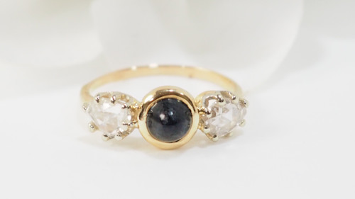 Bague En Or Jaune, Cabochon De Saphir Et Diamants