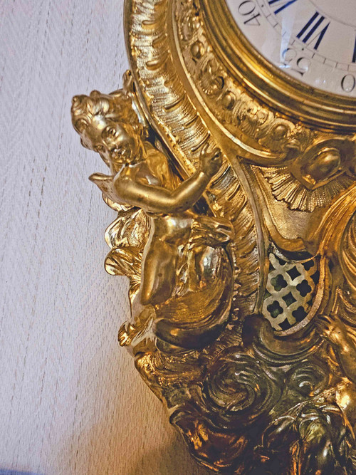 L XV Wandkartell aus vergoldeter Bronze „Venus und zwei Lieben“