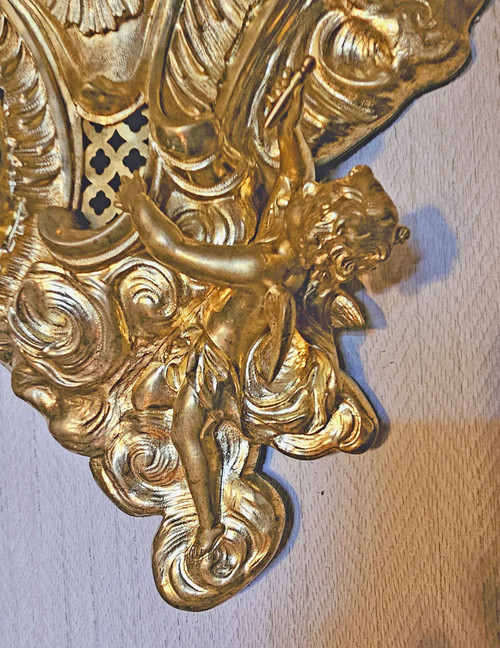 L XV Wandkartell aus vergoldeter Bronze „Venus und zwei Lieben“