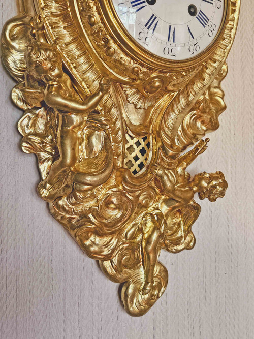 L XV Wandkartell aus vergoldeter Bronze „Venus und zwei Lieben“