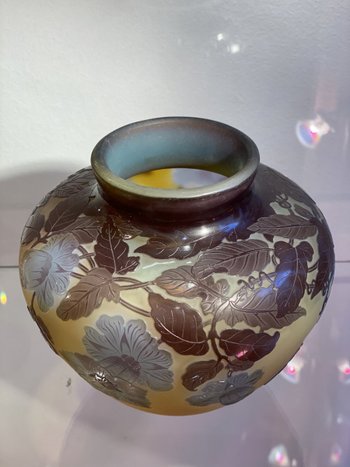 Gallé-Vase im Bignones-Jugendstil