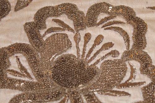 Osmanische Stickerei aus Silber- und Goldfäden mit Blumendekor, Mitte des 19. Jahrhunderts