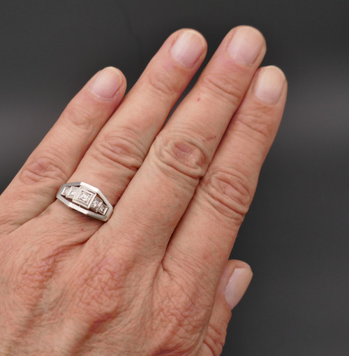 Art-Deco-Ring, verziert mit 5 Diamanten, 18 Karat Gold und Platin.