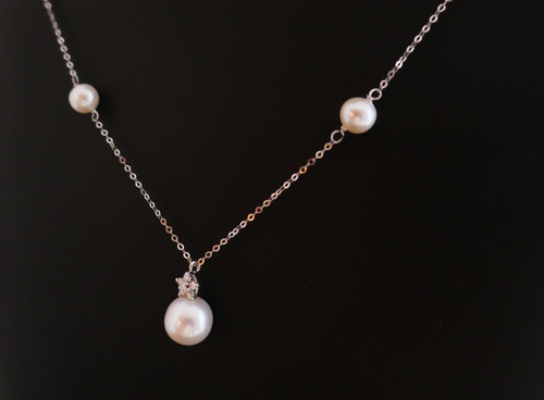 Perlen- und Diamanthalskette, 18 Karat Weißgold.