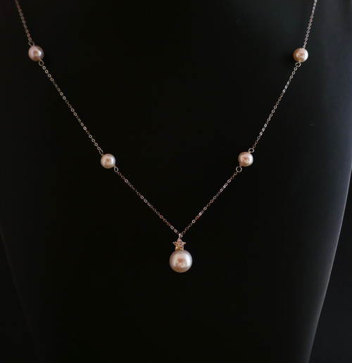 Perlen- und Diamanthalskette, 18 Karat Weißgold.