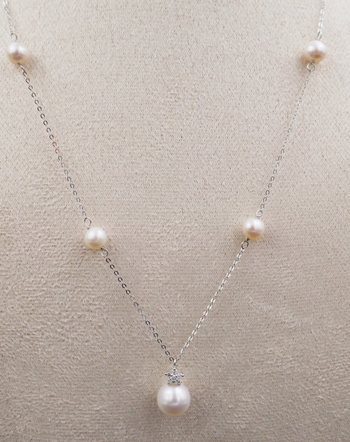 Perlen- und Diamanthalskette, 18 Karat Weißgold.