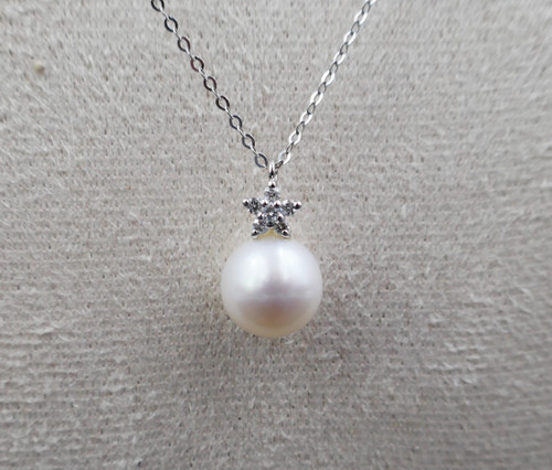 Perlen- und Diamanthalskette, 18 Karat Weißgold.