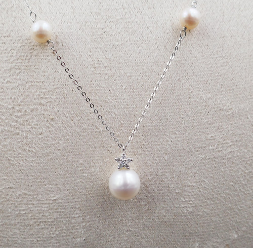 Perlen- und Diamanthalskette, 18 Karat Weißgold.