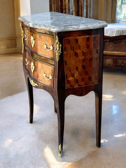 CASSETTO DEL XVIII PERIODO LUIGI XV IN TARSI DECORATO CON PIANO IN BRONZO / MARMO