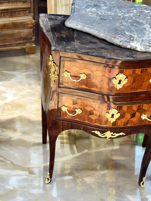 CASSETTO DEL XVIII PERIODO LUIGI XV IN TARSI DECORATO CON PIANO IN BRONZO / MARMO