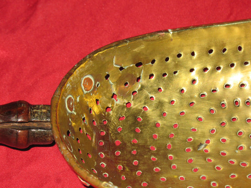 Passoire à caillé en laiton époque 18ème