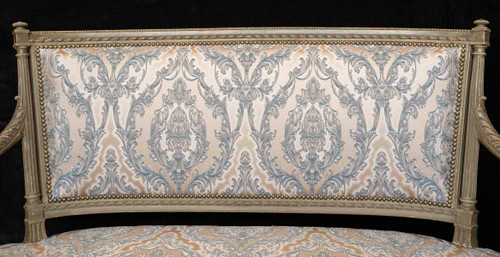 Un canapé en bois peint de style louis XVI, XIXème